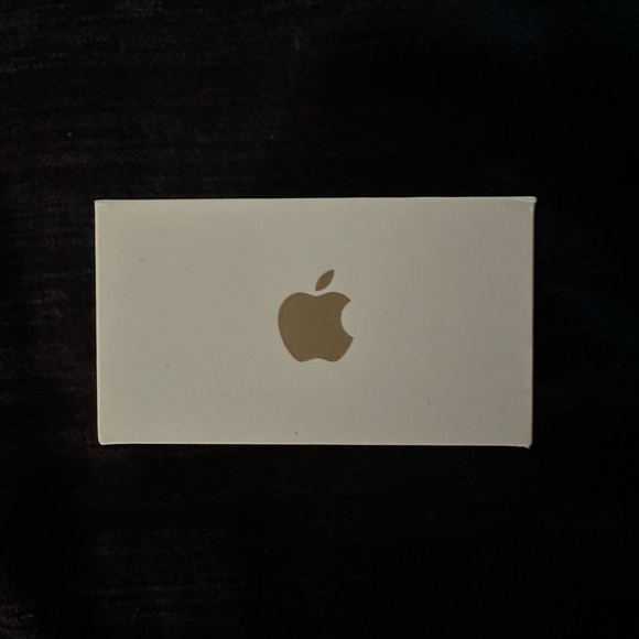 UNLOCKED iPhone SE 32 GB with box, charger (charging cable & plug) & earbuds - Picture 7 of 8